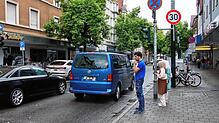 Die Bundesstraße 34 verläuft in Singen mitten durch die Innenstadt. Und mitunter kann es auch ein wenig eng zugehen zwischen Fußgängern ...