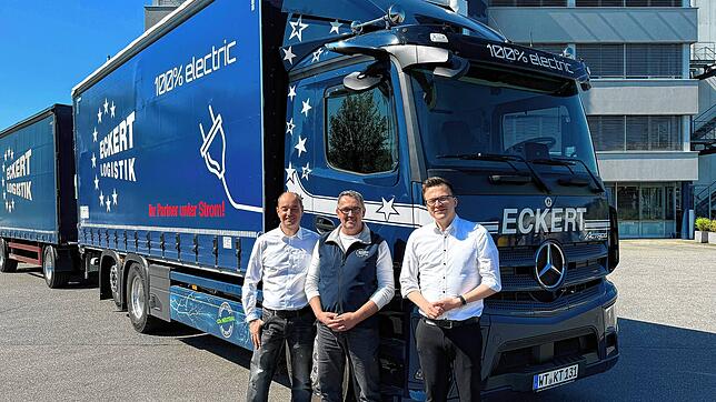Jetzt werden auch die Lastwagen elektrisch: Geschäftsführer Alois Eckert, Fahrer Christian Merkt und Tobias Wagner von Südstern-Bölle ...