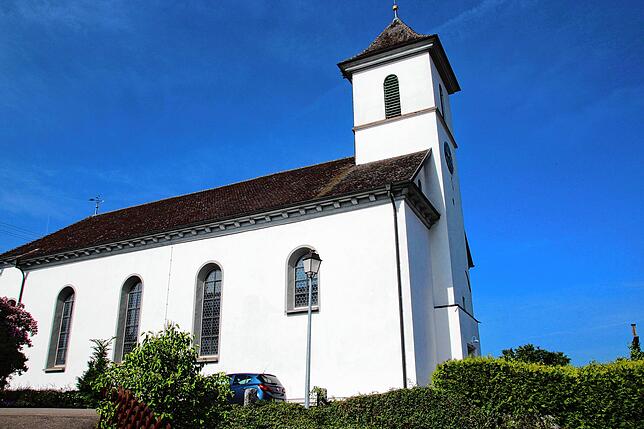 Auf einer Anhöhe steht die Leibertinger Pfarrkirche St. Peter und Paul. Der Kirchenneubau ersetzte die bisherige Vorgängerkirche. Sie ...