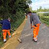 Mitarbeiter des Friedrichshafener Bauhofs besserten das Bankett der Gemeindeverbindungsstraße in Kluftern mit Kalkschotter aus, hier ...