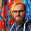 Jonas Fehlinger vor dem Eisenbahnwaggon &bdquo;Gleis 1&ldquo; in Brigachtal, dem er im Oktober einen neuen Anstrich verpasst hat.