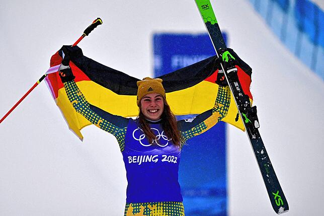 Daniela Maier freut sich über ihre Bronzemedaille.