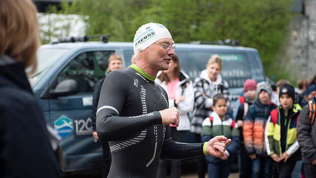 Andreas Fath, der die Donau abschwimmt, informiert über die Mission auch an Land. Er sammelt mit dem Projekt nicht nur Daten, sondern ...