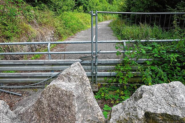 Mit mehreren Verteidigungswällen gegen „Eindringlinge“ ist die L154 gesichert (Barrikade bei Tiefenstein). Dabei geht es ...