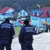 Einsatzkräfte der Polizei sperren am 23. Januar eine Straße in Unterkirnach ab (Archivbild): Ein Mann drohte damals damit, sein Haus ...