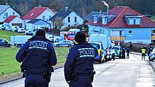 Einsatzkräfte der Polizei sperren am 23. Januar eine Straße in Unterkirnach ab (Archivbild): Ein Mann drohte damals damit, sein Haus ...