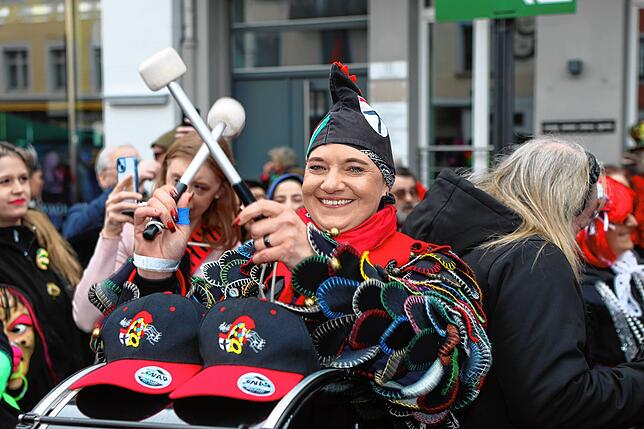 Bild 13: Schmotziger Dunschtig 2024: Auf und vor der Marktstätten-Bühne gibt es kein Halten mehr