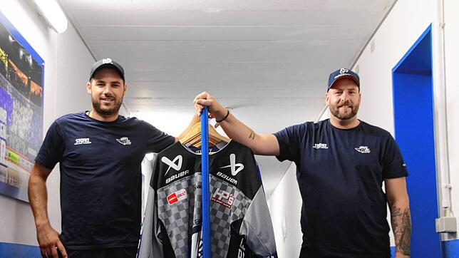 Alex Landsmann (links) und Patrick Mauch sind die Equipment Manager der Schwenninger Wild Wings. Sie kümmern sich, wie hier, unter ...