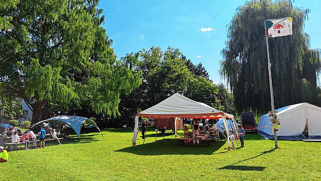 Jedes Jahr verwandelt sich die Weiherwiese im Stadtpark in eine kleine Zeltstadt, wenn die Ferienspiele sind.