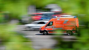 Ein Rettungswagen fährt zu einem Einsatz. (Symbolbild)