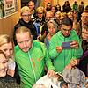 Ein Autogramm, bitte: Nach seinem Vortrag in der Stadthalle macht Joey Kelly seine Fans glücklich und unterschreibt viele Autogramme.