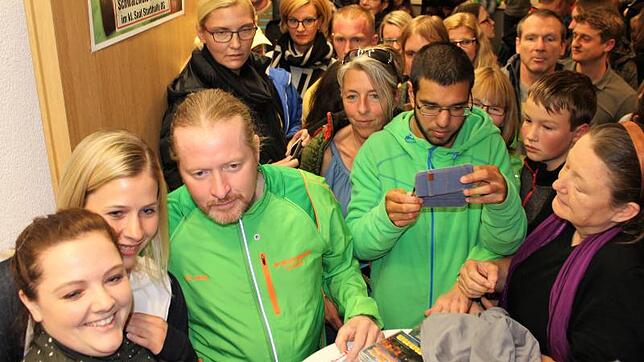 Ein Autogramm, bitte: Nach seinem Vortrag in der Stadthalle macht Joey Kelly seine Fans glücklich und unterschreibt viele Autogramme.