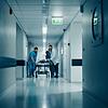Im Notfall zählt jede Minute. Doch bei hohem Patientenaufkommen stoßen manche Krankenhäuser an ihre Grenzen. Symbolbild: Gorodenkoff – ...