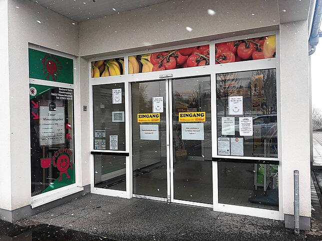 Am Nettoeinkaufsmarkt in Mönchweiler danken Plakate den Mitarbeitern.