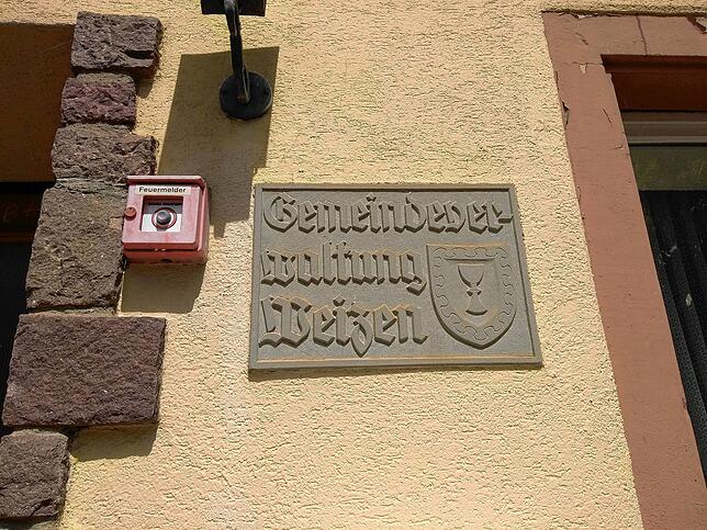 Wie das Schild wird die Ortsverwaltung eine neue Bleibe im Vereinsheim Weizen finden, im Raum des Frauenvereins/Singkreis.