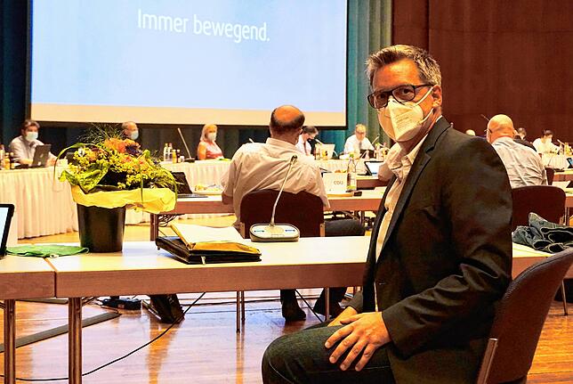 Fliegender Wechsel: Nach seiner Wahl zum Nachrücker für Daniel Oberschelp in der CDU-Fraktion nimmt Martin Eble am Ratstisch Platz.