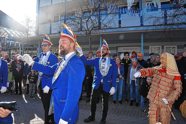 Bild 21: In Bad Dürrheim herrscht am Fasnetmentig beste Feierlaune (3)