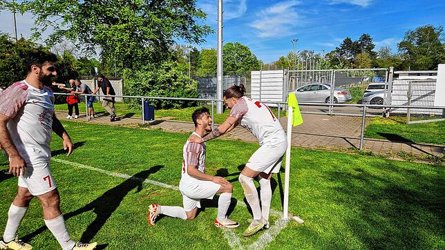 Die Spieler des Türk. SV Singen feiern ihren 2:0-Sieg gegen den FC Königsfeld. In den Schlussminuten gelingen dem Stürmer Volkan Bak ...