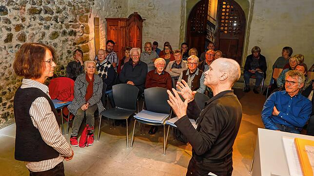 Rüdiger Specht, Leiter des Stadtmuseums Radolfzell, begrüßt die Historikerin Hildegard Bibby vor ihrem Vortrag. In diesem ging es um ...