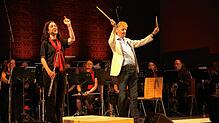 Alles klar, Herr Kommissar? Das bleibt beim Krimi-Konzert, hier in einer Aufführung von 2023, lange Zeit die Frage. Bild: Freistil-Theater