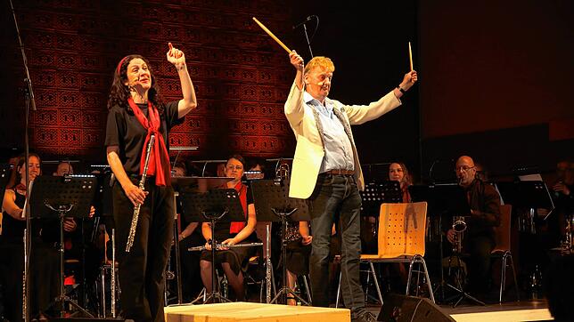 Alles klar, Herr Kommissar? Das bleibt beim Krimi-Konzert, hier in einer Aufführung von 2023, lange Zeit die Frage. Bild: Freistil-Theater