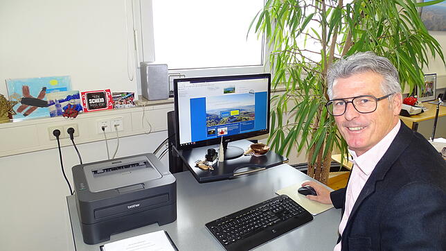 Der neue Imagefilm der Gemeinde wurde 2019 fertig. Bürgermeister Frank Amann hat ihn auf seinem Computer.