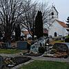 Auch auf dem Friedhof in Jettenhausen sollen Beerdigungen nur mit weniger als 50 Menschen stattfinden.
