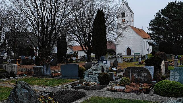 Auch auf dem Friedhof in Jettenhausen sollen Beerdigungen nur mit weniger als 50 Menschen stattfinden.
