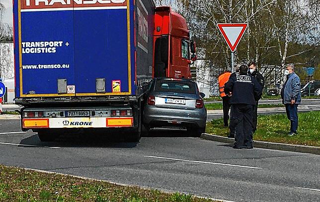 Ein Sattelzug hat einen Fiat 500 an der Kreuzung von Kornblumen- und Hauptstraße in Gottmadingen eingeklemmt.