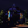 Unsere Bildsimulation zeigt, wie es künftig des Nachts auf den Straßen aussehen könnte: So dunkel wie das Rathaus wären dann auch die ...
