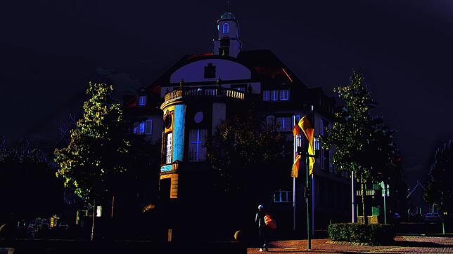 Unsere Bildsimulation zeigt, wie es künftig des Nachts auf den Straßen aussehen könnte: So dunkel wie das Rathaus wären dann auch die ...