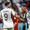 Deutschlands Niclas Füllkrug (l) jubelt nach dem Spiel mit den Teamgefährten Joshua Kimmich.