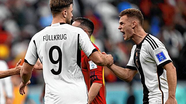 Deutschlands Niclas Füllkrug (l) jubelt nach dem Spiel mit den Teamgefährten Joshua Kimmich.