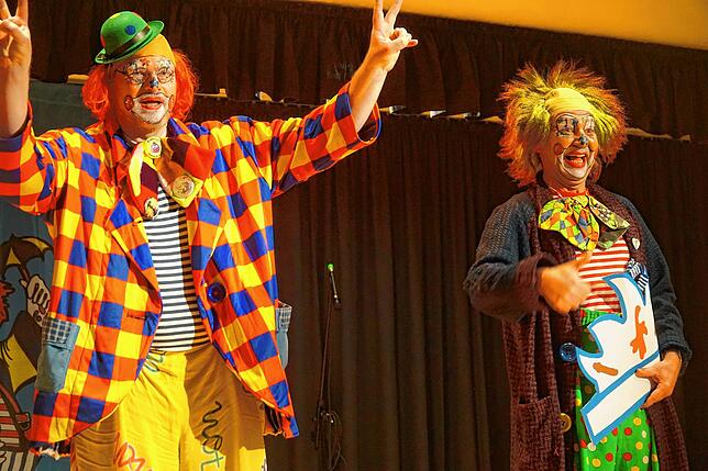 Als Südstadt-Clowns strählen hier die beiden Narrozunft-Chefs Alex Brüderle und Anselm Säger dem Jubiläumsverein.