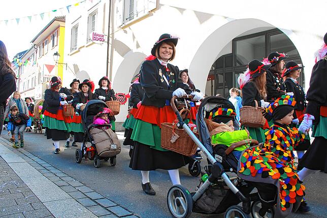 Bild 23: Die schönsten Bilder vom Kinderumzug und Kindernarrenbaumstellen am Fastnachtsdienstag