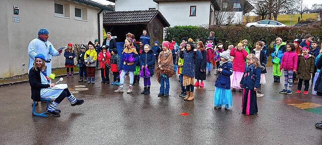 Tribunal für die Grundschule Baltersweil: Mario Moser und Joshina Baumann vor der närrischen Schar beim Meinungsaustausch.