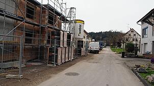 Die Bauarbeiten für die Wohnungen sind im vollen Gange. Nun ist es Zeit, den Ausbau der Hanfbündtenstraße voranzubringen. Foto: Ralf Göhrig