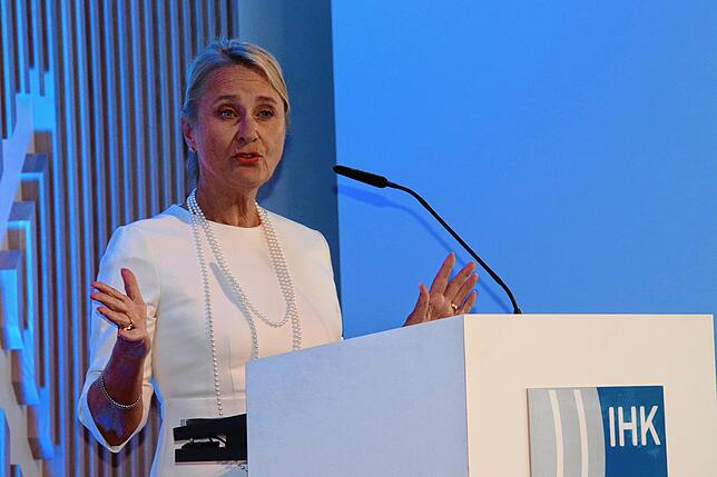 IHK-Präsidentin Birgit Hakenjos bei der Begrüßung der Besucherinnen und Besucher.