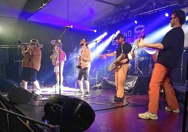 Die Gruppe Sound Gurus sorgt für Partystimmung. Die fünf Musiker stammen aus Oberösterreich und spielen Tanzbares aus Funk, Pop, Disco ...