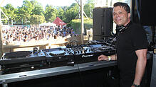 Der frühere MTV-Moderator Markus Kavka legt auf der Nebenbühne im Bodenseestadion mit Namen Green Stage seine Platten auf.