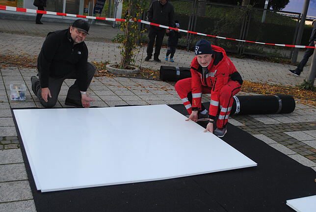 Marcel Obert (links) und Andreas Weissenberger beim Aufbau der Eisstockbahn.