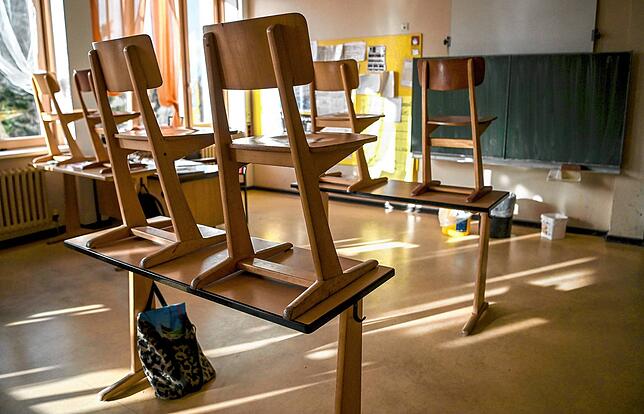 Leere Klassenzimmer: Die Corona-Maßnahmen betreffen nun auch wieder die Schulen.