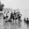 Badende um 1927: Das Hörnle wurde schnell zu einem beliebten Badeort in Konstanz. So wurde schwimmen gehen zunehmend zu einer ...