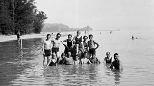 Badende um 1927: Das Hörnle wurde schnell zu einem beliebten Badeort in Konstanz. So wurde schwimmen gehen zunehmend zu einer ...
