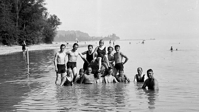 Badende um 1927: Das Hörnle wurde schnell zu einem beliebten Badeort in Konstanz. So wurde schwimmen gehen zunehmend zu einer ...