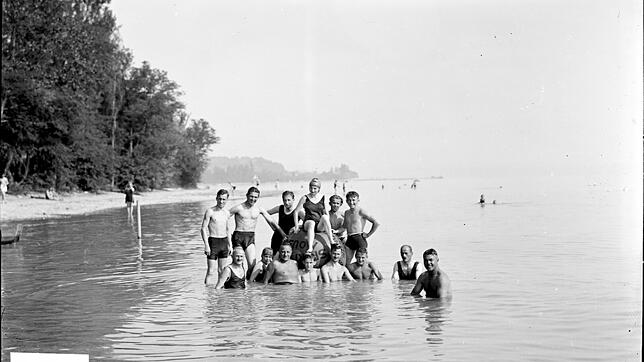 Generationen von Konstanzern verbrachten ihre Freizeit im Sommer im Strandbad Horn. Hier ein Bild von Badenden, das etwa 1927 ...