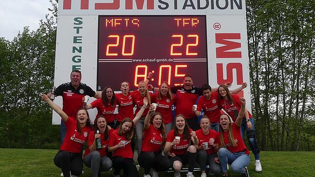 Meister! Die Fußballerinnen des SV Deggenhausertal bejubeln den Titel in der Verbandsliga.