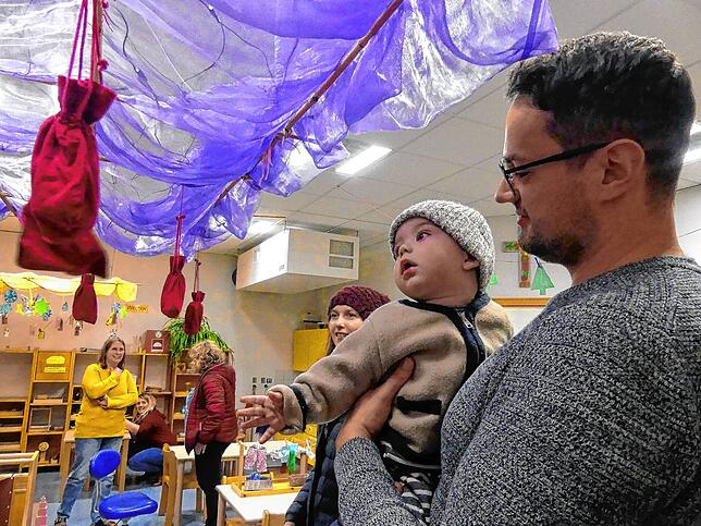 Eltern und Nachwuchs beim Rundgang im Kinderhaus.