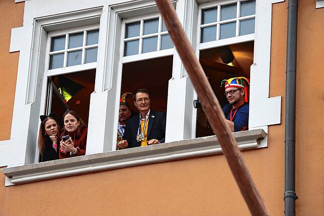 Bild 26: Erst als Pappfigur, dann live: Alle Bilder vom Tag mit Karl Lauterbach in Stockach