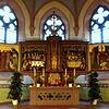 Imposant: Der nachträglich eingebaute neugotische Flügelaltar.  Bild: Peter Meister
